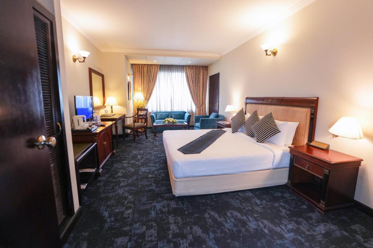 Hotel Sarina Дака Екстериор снимка
