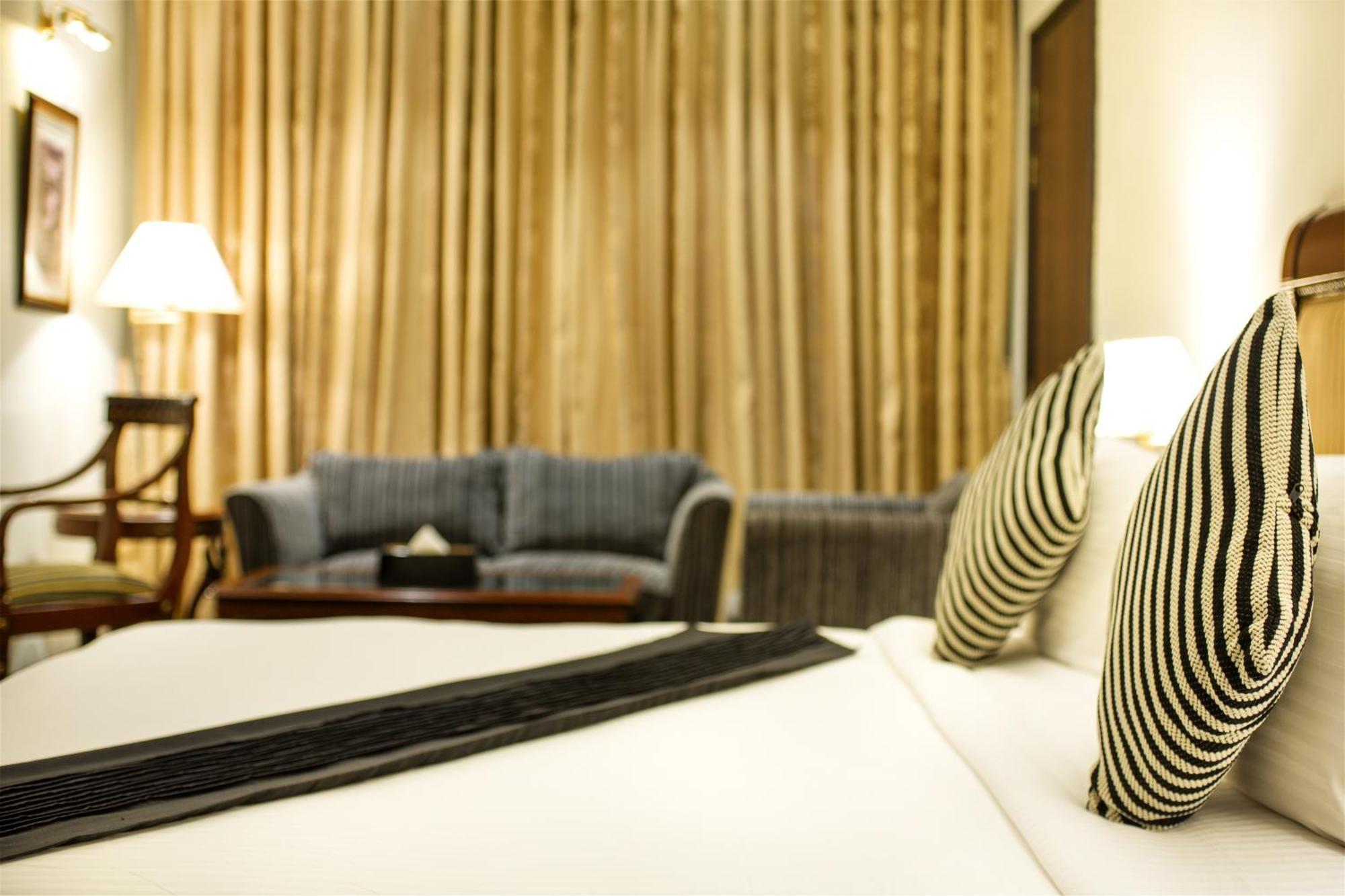 Hotel Sarina Дака Екстериор снимка