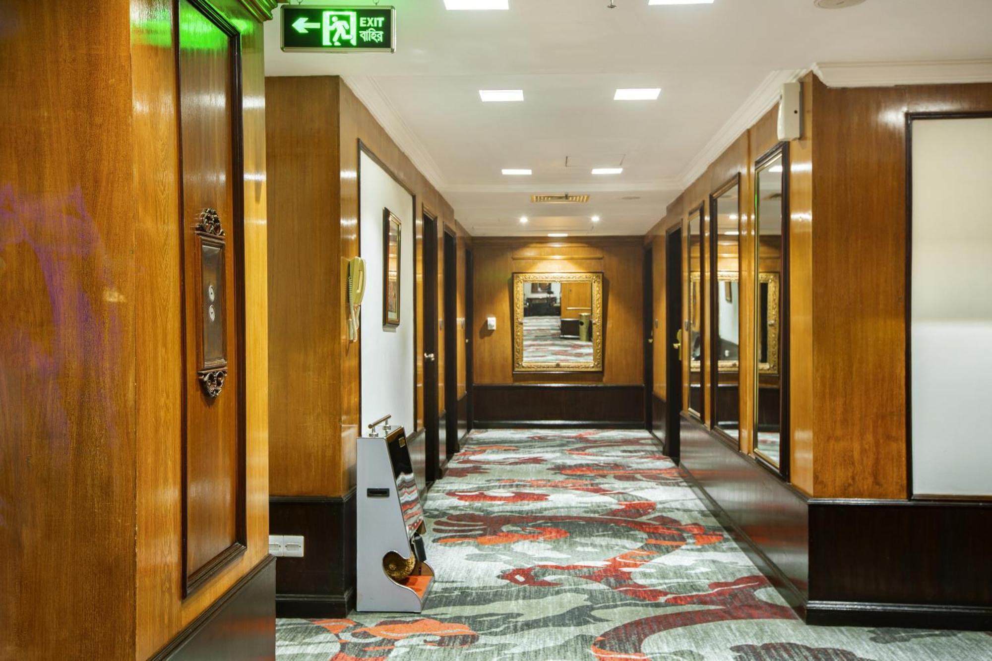 Hotel Sarina Дака Екстериор снимка