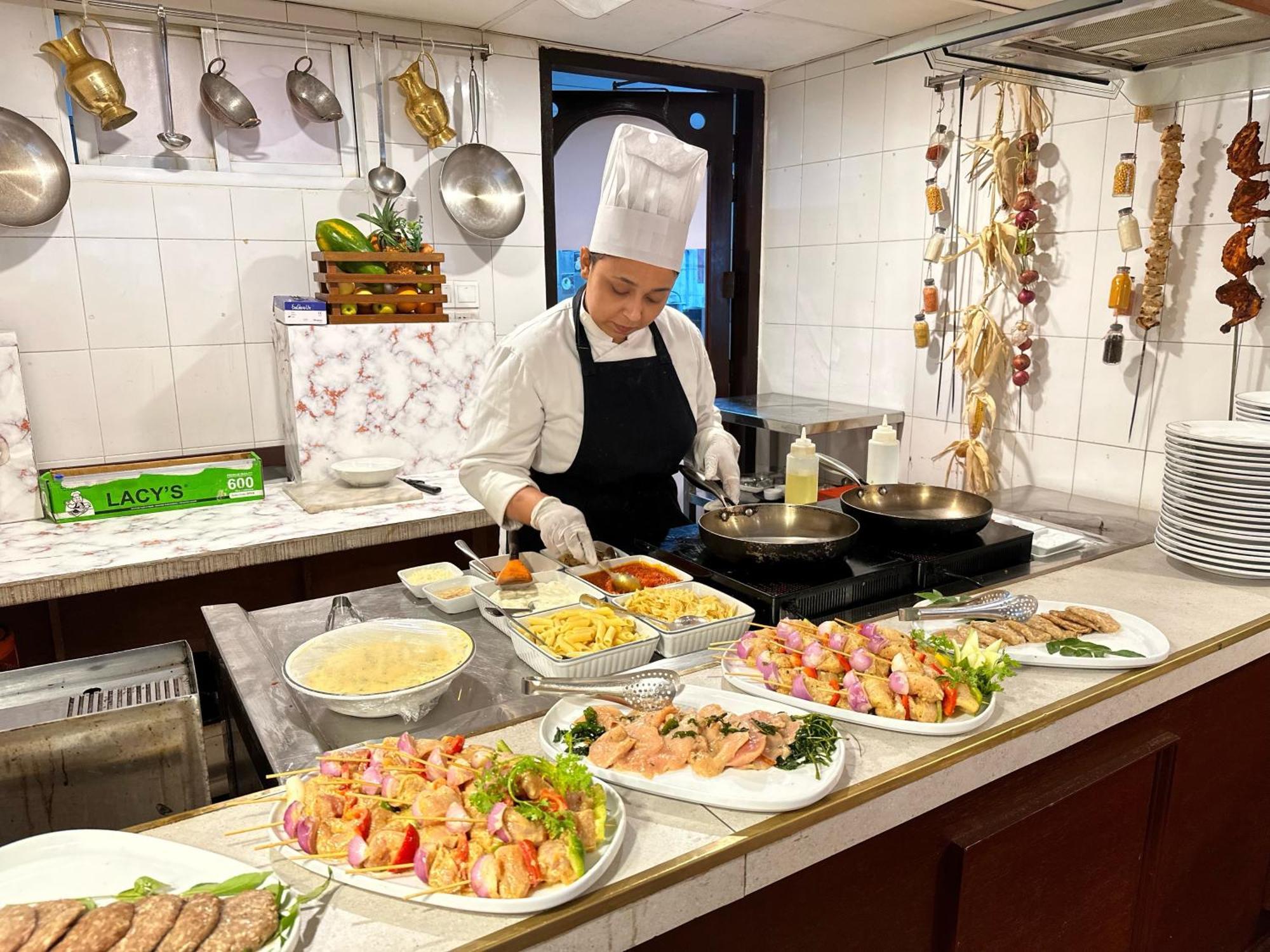 Hotel Sarina Дака Екстериор снимка